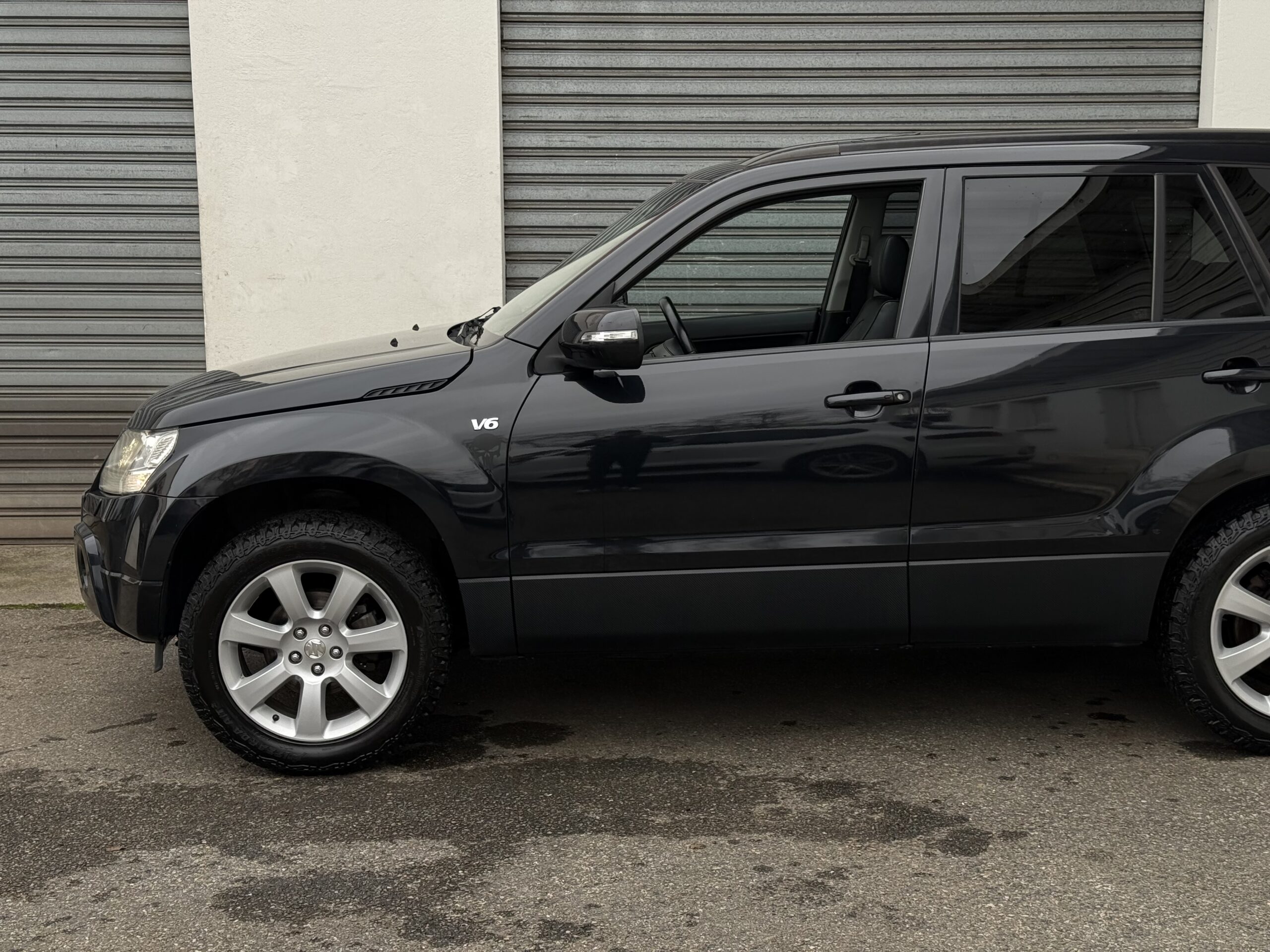 Suzuki Grand Vitara II 3.2 V6 Édition 20ème anniversaire 2009. SUV tout-terrain rare avec moteur 233 ch, intérieur cuir, toit ouvrant, boîte automatique. Idéal pour les passionnés d’aventure et de véhicules robustes. Véhicule en excellent état avec suivi d’entretien