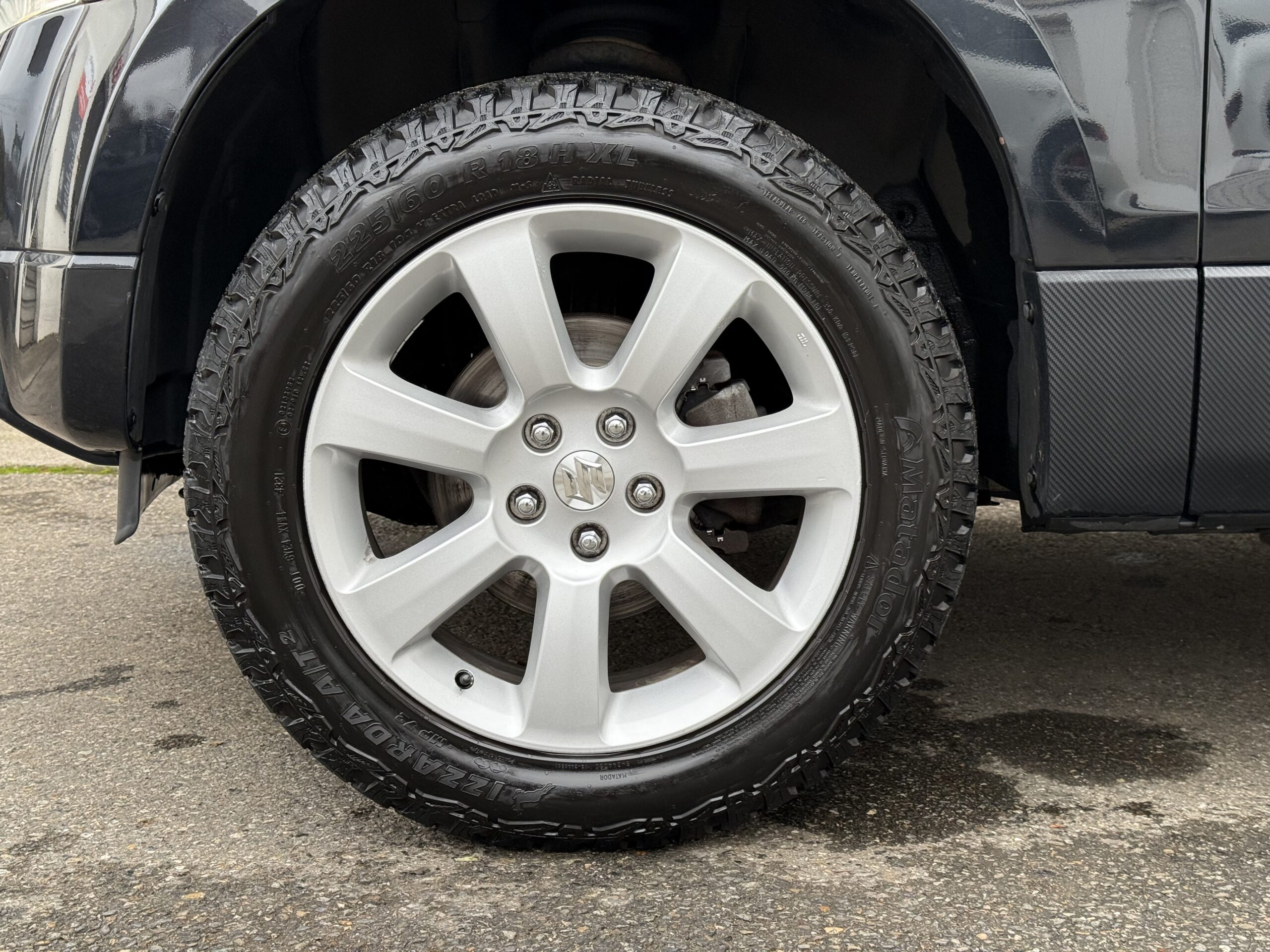 Suzuki Grand Vitara II 3.2 V6 Édition 20ème anniversaire 2009. SUV tout-terrain rare avec moteur 233 ch, intérieur cuir, toit ouvrant, boîte automatique. Idéal pour les passionnés d’aventure et de véhicules robustes. Véhicule en excellent état avec suivi d’entretien