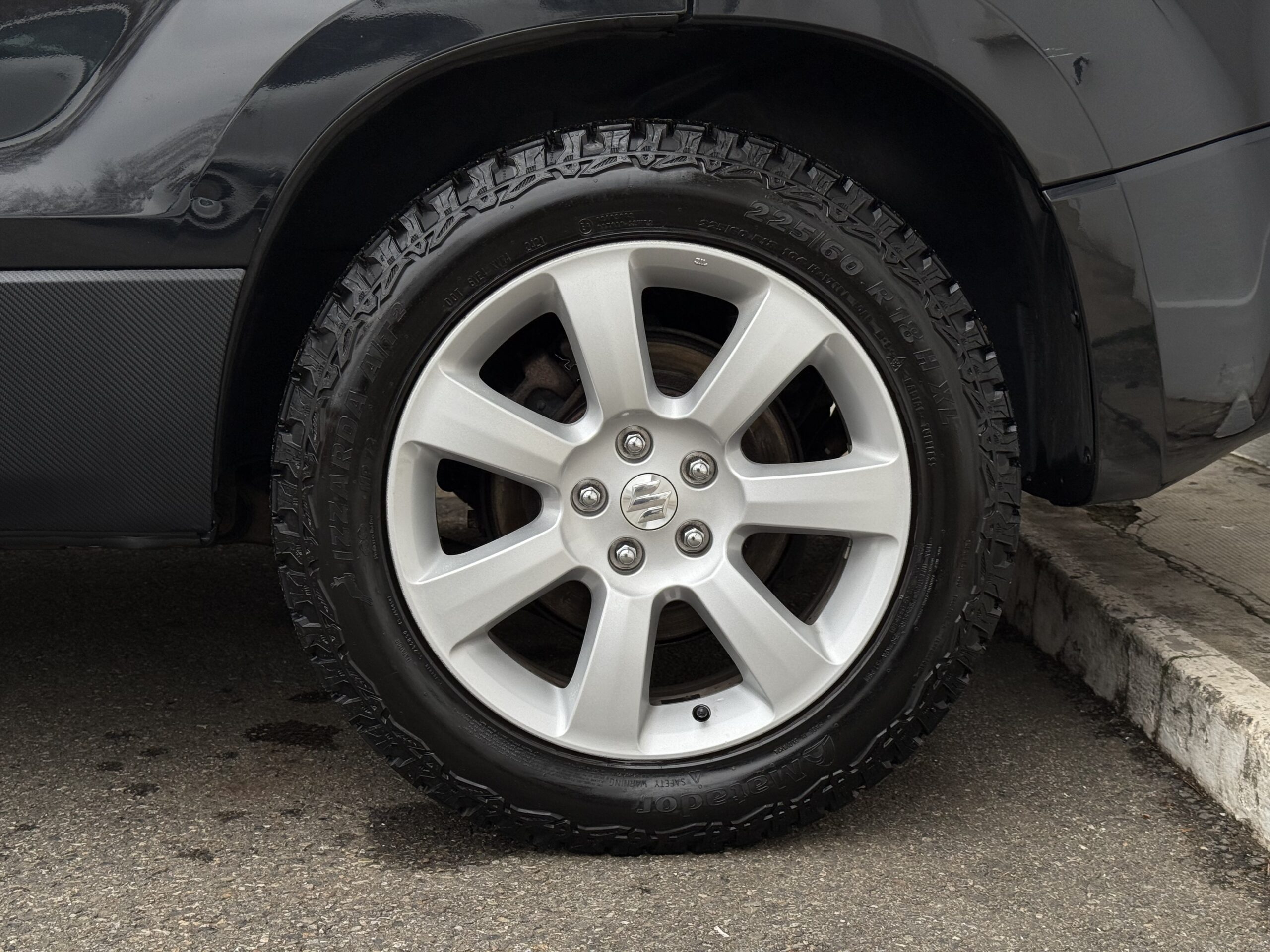 Suzuki Grand Vitara II 3.2 V6 Édition 20ème anniversaire 2009. SUV tout-terrain rare avec moteur 233 ch, intérieur cuir, toit ouvrant, boîte automatique. Idéal pour les passionnés d’aventure et de véhicules robustes. Véhicule en excellent état avec suivi d’entretien