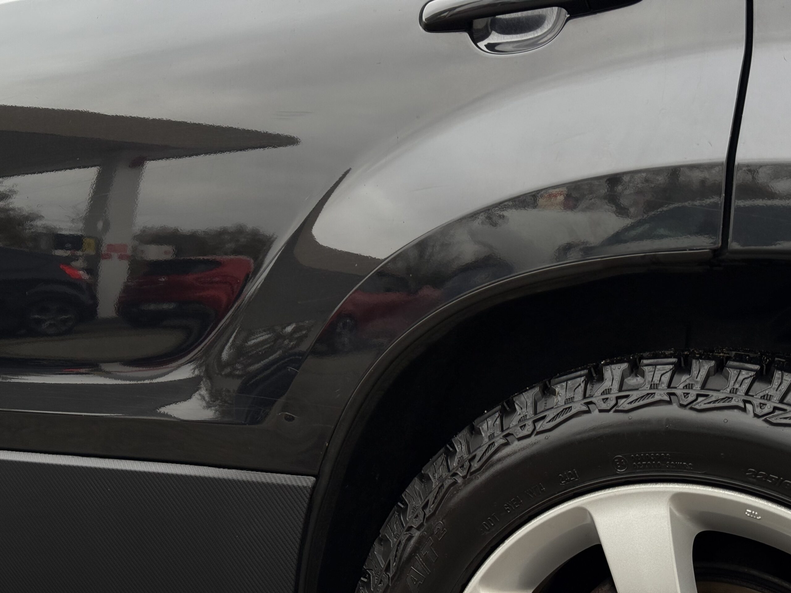 Suzuki Grand Vitara II 3.2 V6 Édition 20ème anniversaire 2009. SUV tout-terrain rare avec moteur 233 ch, intérieur cuir, toit ouvrant, boîte automatique. Idéal pour les passionnés d’aventure et de véhicules robustes. Véhicule en excellent état avec suivi d’entretien