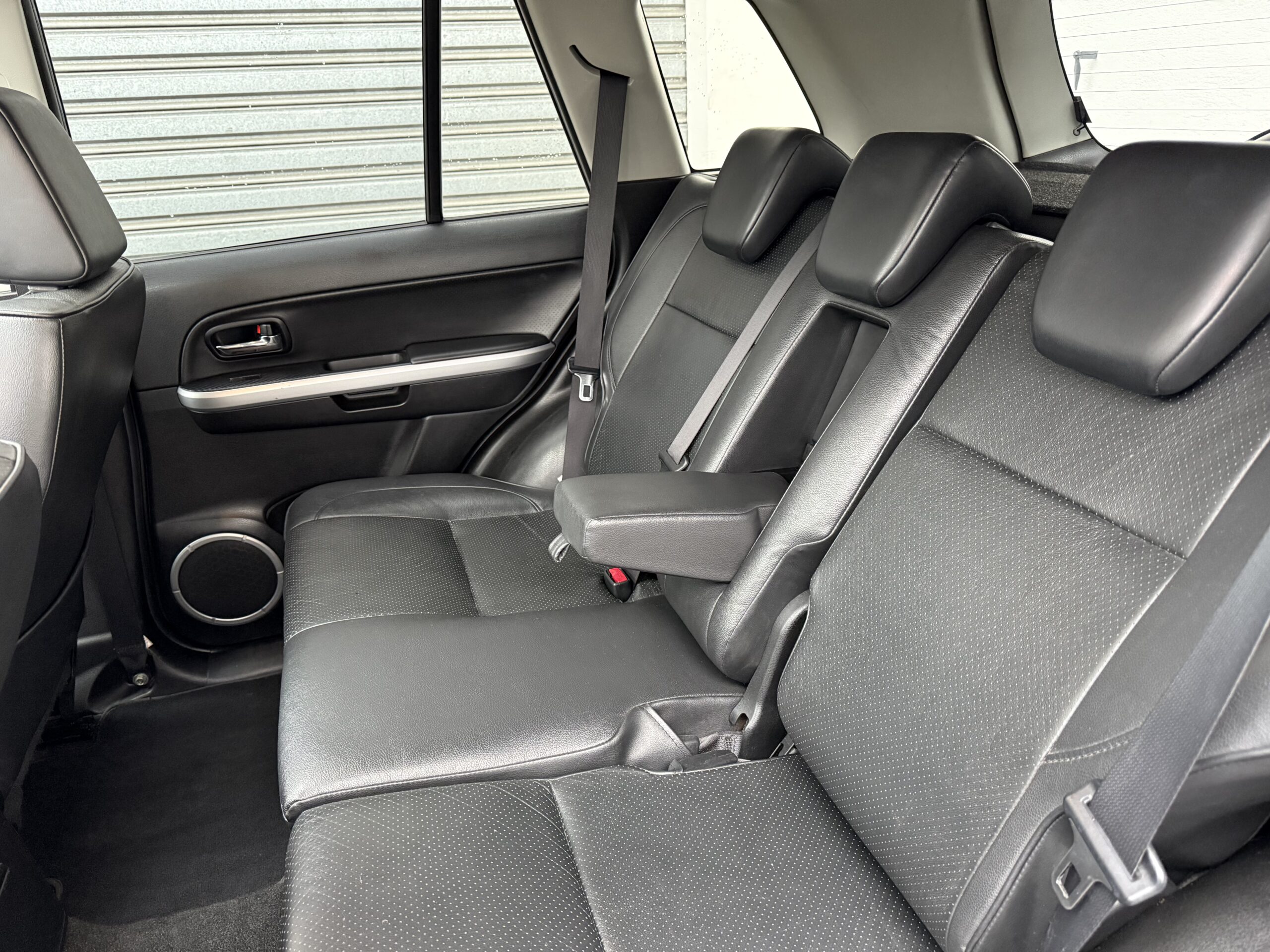 Suzuki Grand Vitara II 3.2 V6 Édition 20ème anniversaire 2009. SUV tout-terrain rare avec moteur 233 ch, intérieur cuir, toit ouvrant, boîte automatique. Idéal pour les passionnés d’aventure et de véhicules robustes. Véhicule en excellent état avec suivi d’entretien