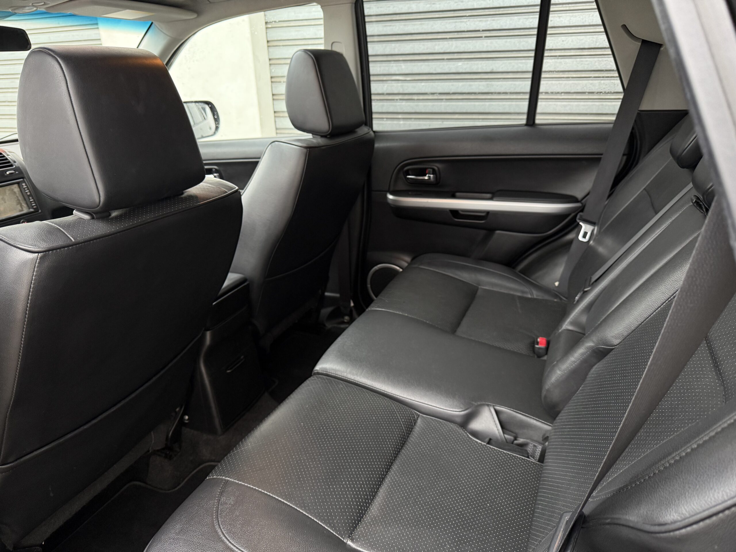 Suzuki Grand Vitara II 3.2 V6 Édition 20ème anniversaire 2009. SUV tout-terrain rare avec moteur 233 ch, intérieur cuir, toit ouvrant, boîte automatique. Idéal pour les passionnés d’aventure et de véhicules robustes. Véhicule en excellent état avec suivi d’entretien