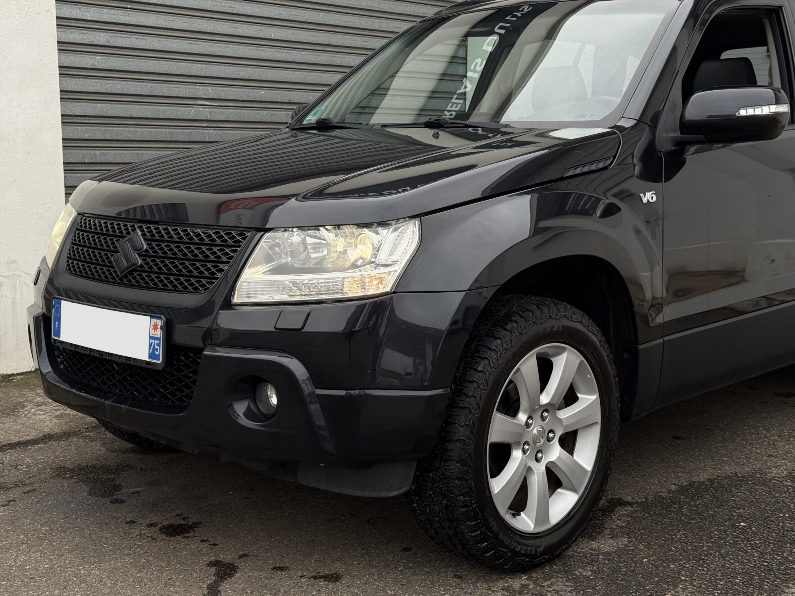 Suzuki Grand Vitara II 3.2 V6 Édition 20ème anniversaire 2009. SUV tout-terrain rare avec moteur 233 ch, intérieur cuir, toit ouvrant, boîte automatique. Idéal pour les passionnés d’aventure et de véhicules robustes. Véhicule en excellent état avec suivi d’entretien