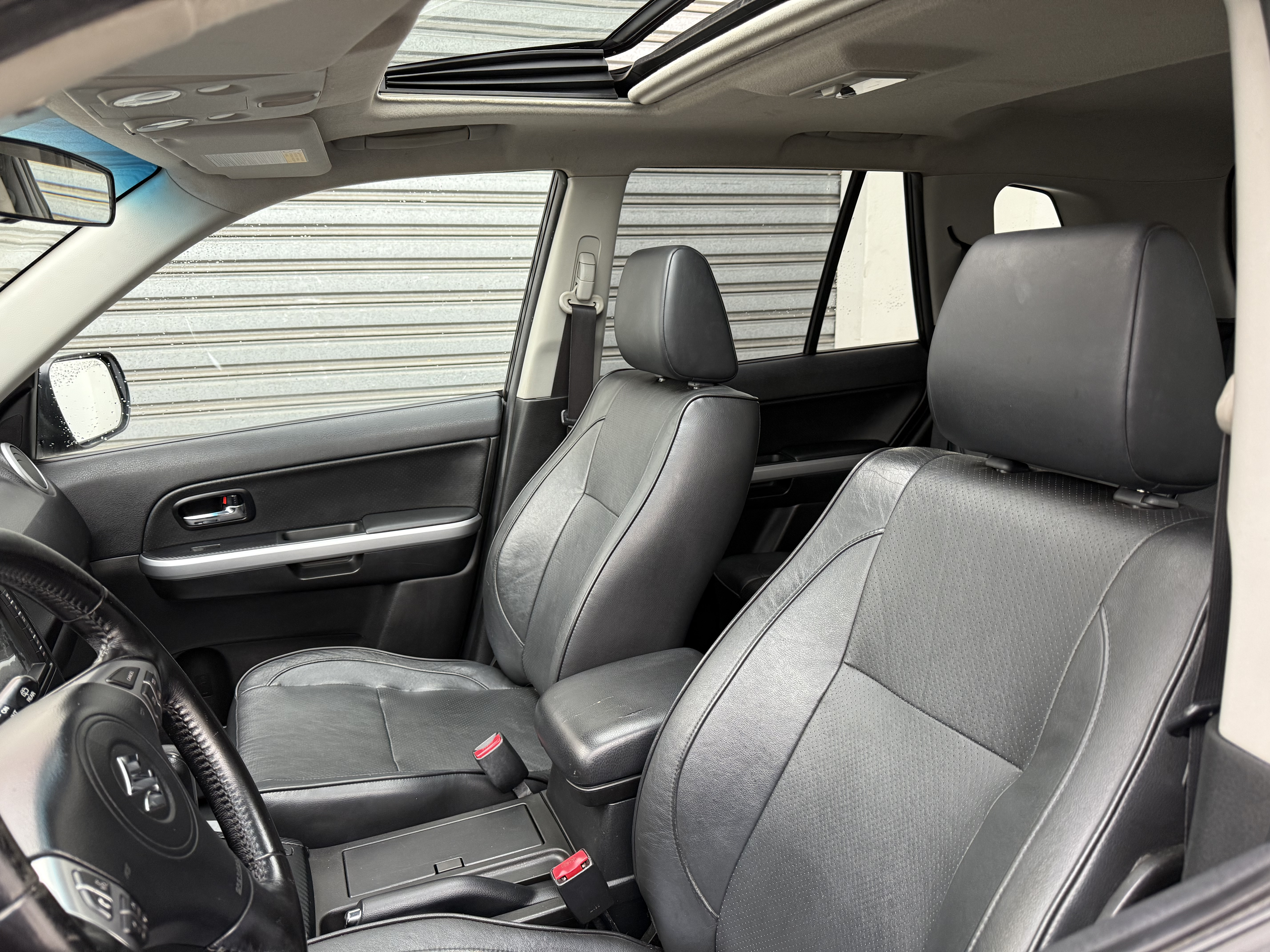 Suzuki Grand Vitara II 3.2 V6 Édition 20ème anniversaire 2009. SUV tout-terrain rare avec moteur 233 ch, intérieur cuir, toit ouvrant, boîte automatique. Idéal pour les passionnés d’aventure et de véhicules robustes. Véhicule en excellent état avec suivi d’entretien