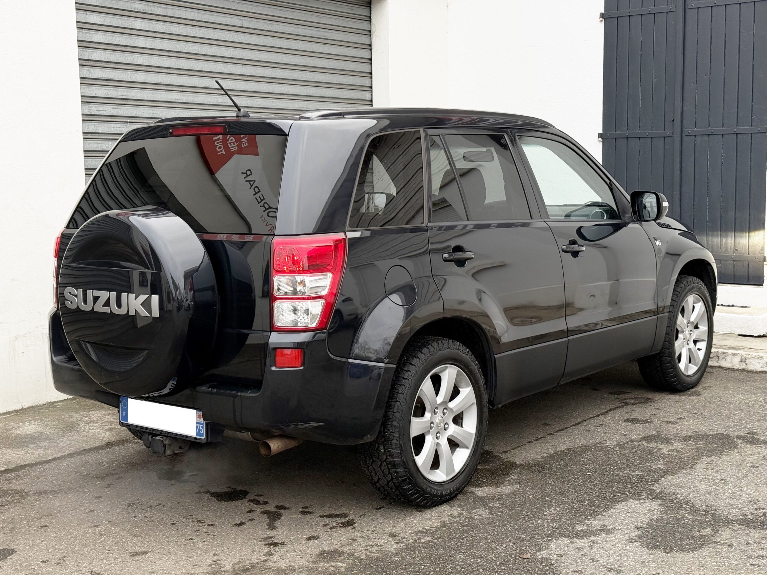 Suzuki Grand Vitara II 3.2 V6 Édition 20ème anniversaire 2009. SUV tout-terrain rare avec moteur 233 ch, intérieur cuir, toit ouvrant, boîte automatique. Idéal pour les passionnés d’aventure et de véhicules robustes. Véhicule en excellent état avec suivi d’entretien