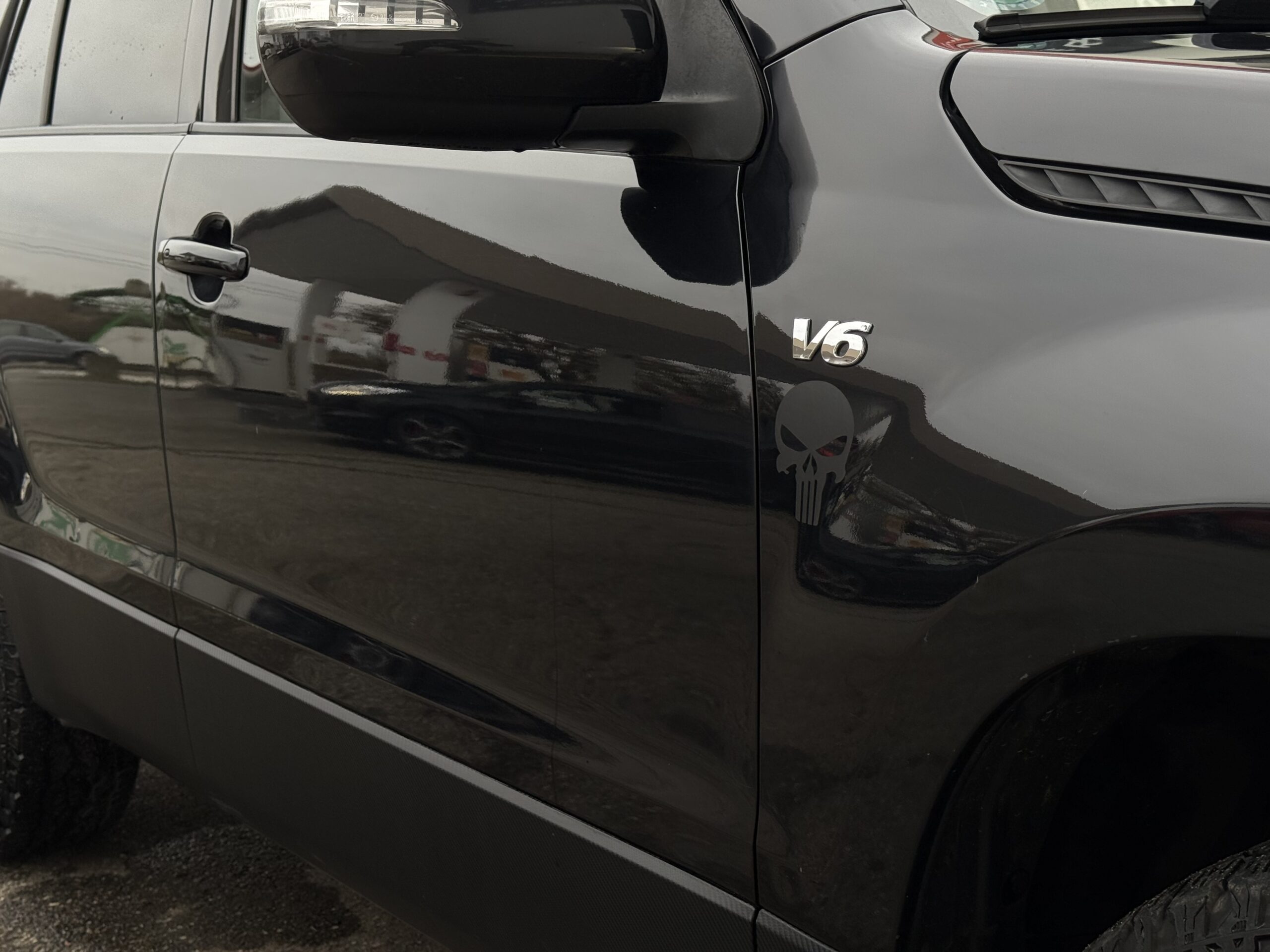 Suzuki Grand Vitara II 3.2 V6 Édition 20ème anniversaire 2009. SUV tout-terrain rare avec moteur 233 ch, intérieur cuir, toit ouvrant, boîte automatique. Idéal pour les passionnés d’aventure et de véhicules robustes. Véhicule en excellent état avec suivi d’entretien