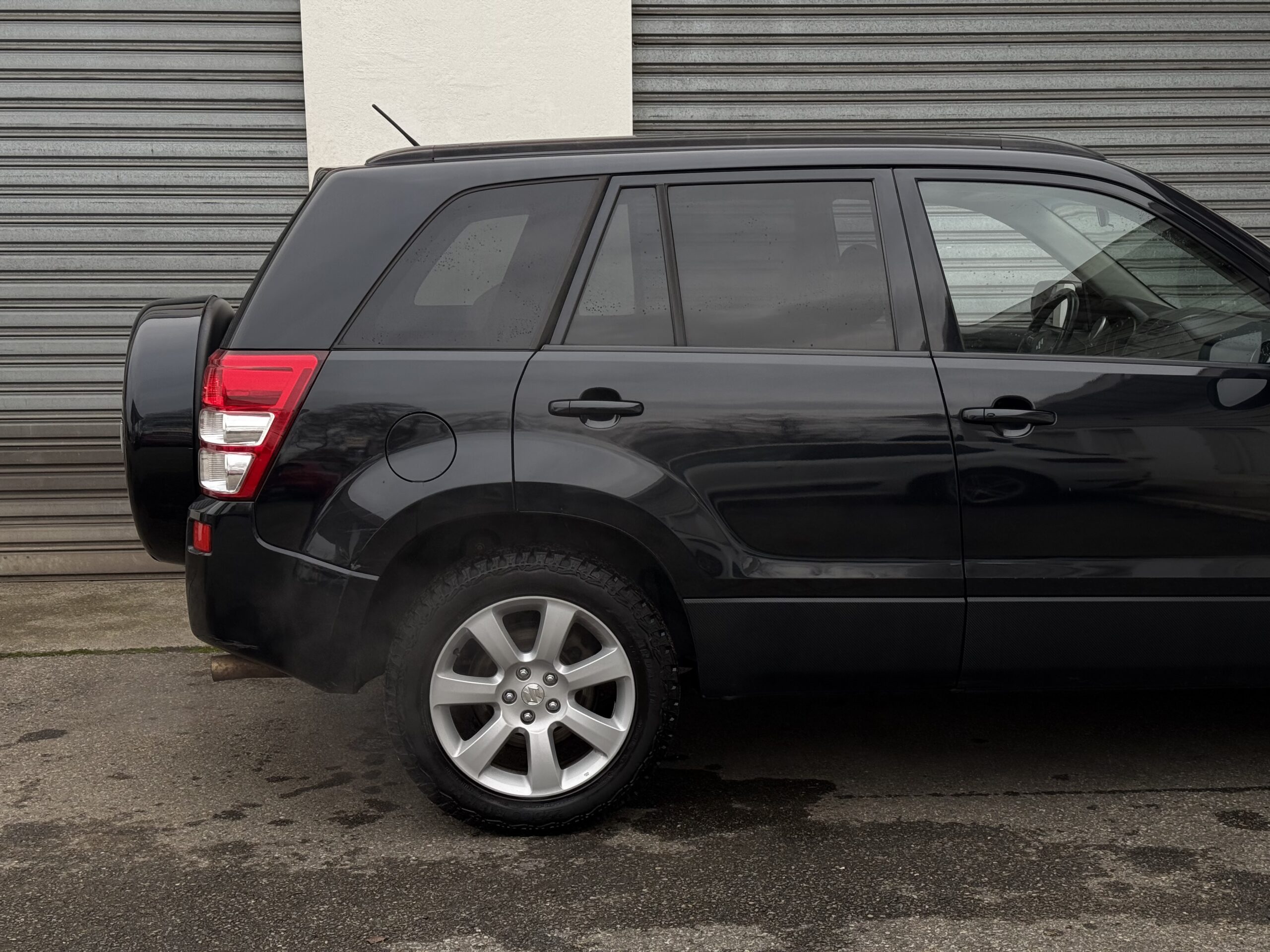 Suzuki Grand Vitara II 3.2 V6 Édition 20ème anniversaire 2009. SUV tout-terrain rare avec moteur 233 ch, intérieur cuir, toit ouvrant, boîte automatique. Idéal pour les passionnés d’aventure et de véhicules robustes. Véhicule en excellent état avec suivi d’entretien