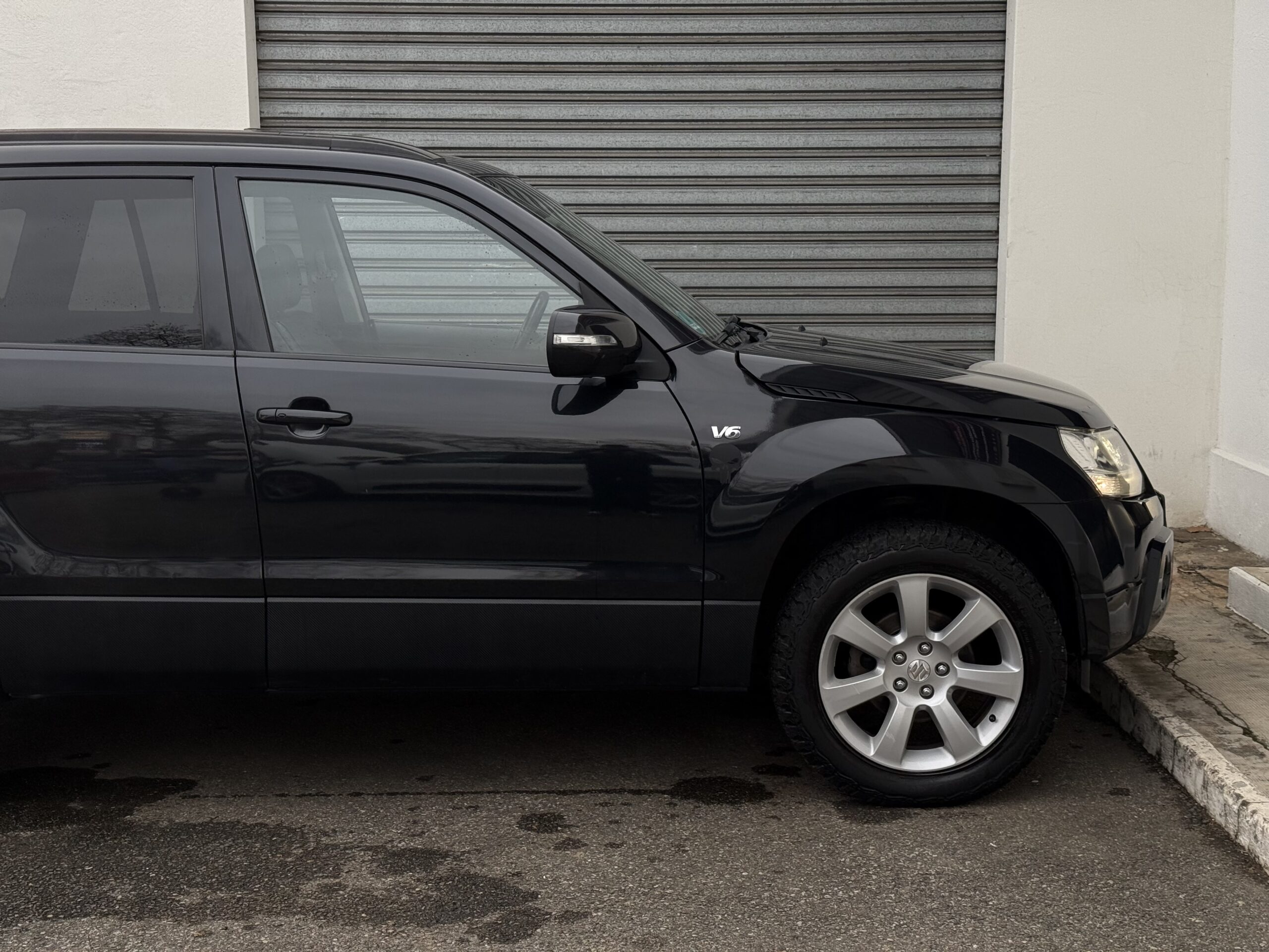 Suzuki Grand Vitara II 3.2 V6 Édition 20ème anniversaire 2009. SUV tout-terrain rare avec moteur 233 ch, intérieur cuir, toit ouvrant, boîte automatique. Idéal pour les passionnés d’aventure et de véhicules robustes. Véhicule en excellent état avec suivi d’entretien