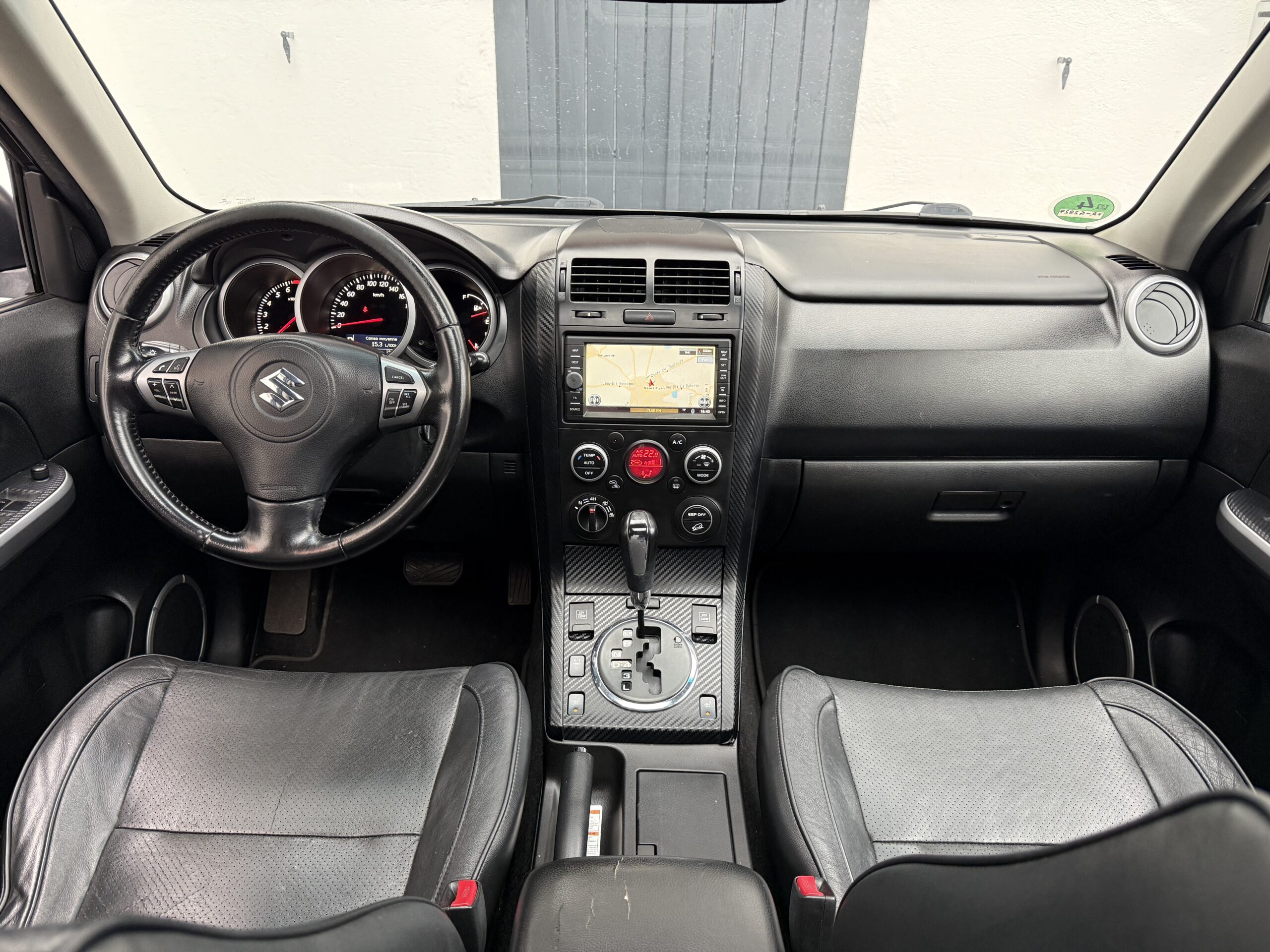 Suzuki Grand Vitara II 3.2 V6 Édition 20ème anniversaire 2009. SUV tout-terrain rare avec moteur 233 ch, intérieur cuir, toit ouvrant, boîte automatique. Idéal pour les passionnés d’aventure et de véhicules robustes. Véhicule en excellent état avec suivi d’entretien