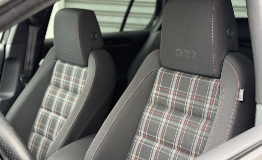 Volkswagen Golf VI GTI 210